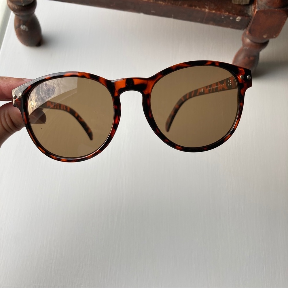 Brown tortoise shell sunglasses